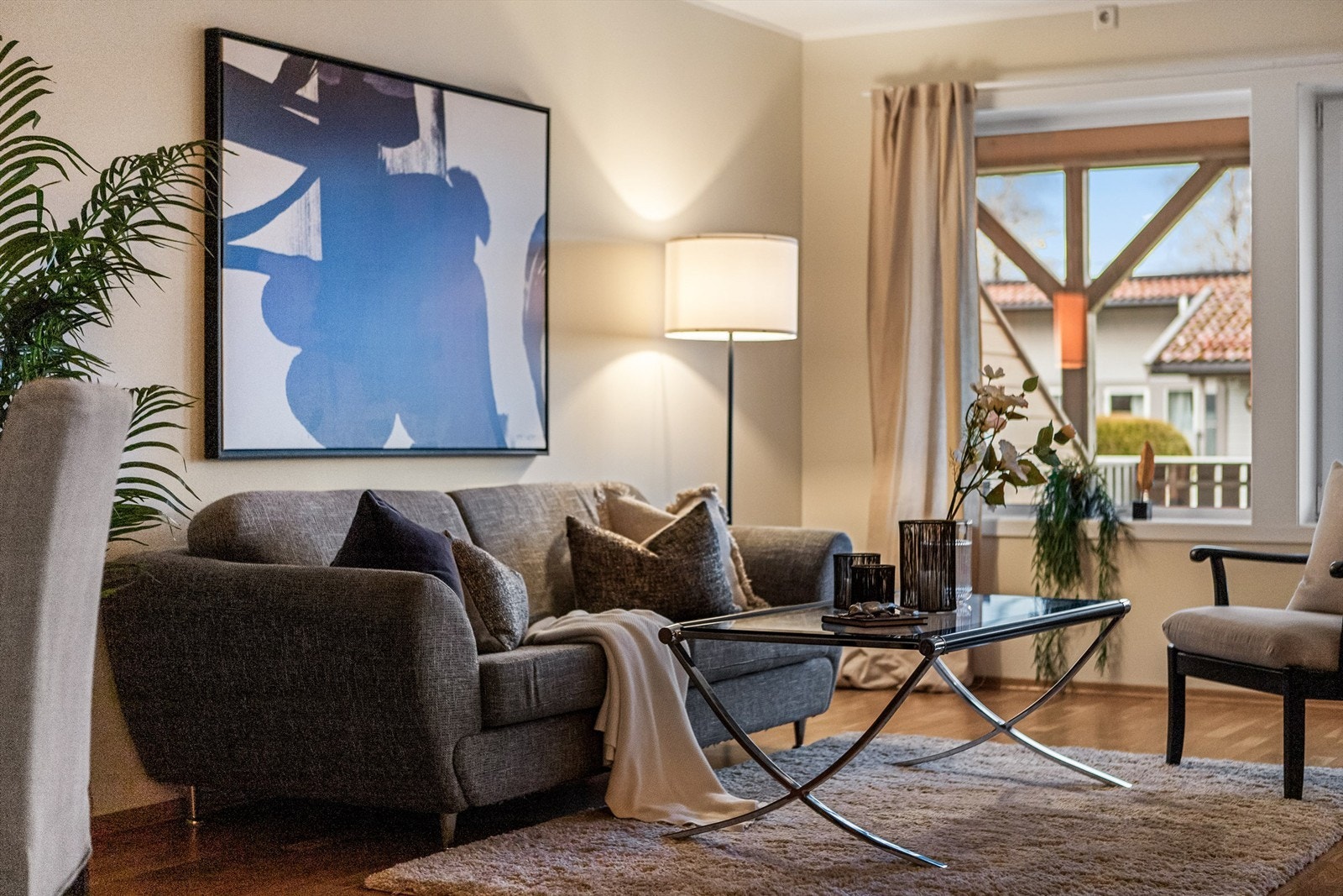 En lettstelt og gjennomgående leilighet med en fin planløsning Galleribilde