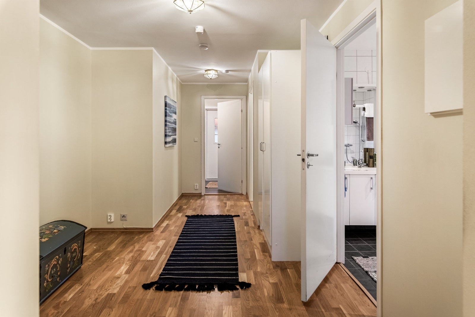 Gang med tilkomst til badeværelse og hovedsoverom Galleribilde