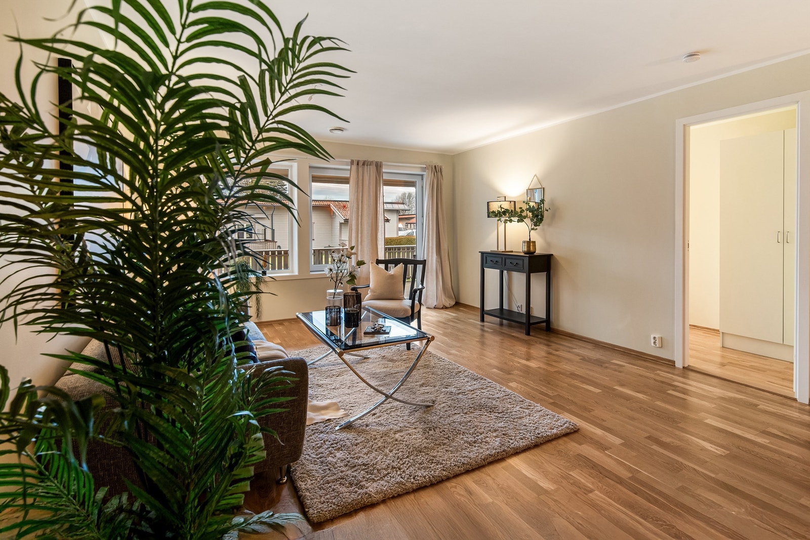 Stue med utgang til stor vestvendt terrasse Galleribilde