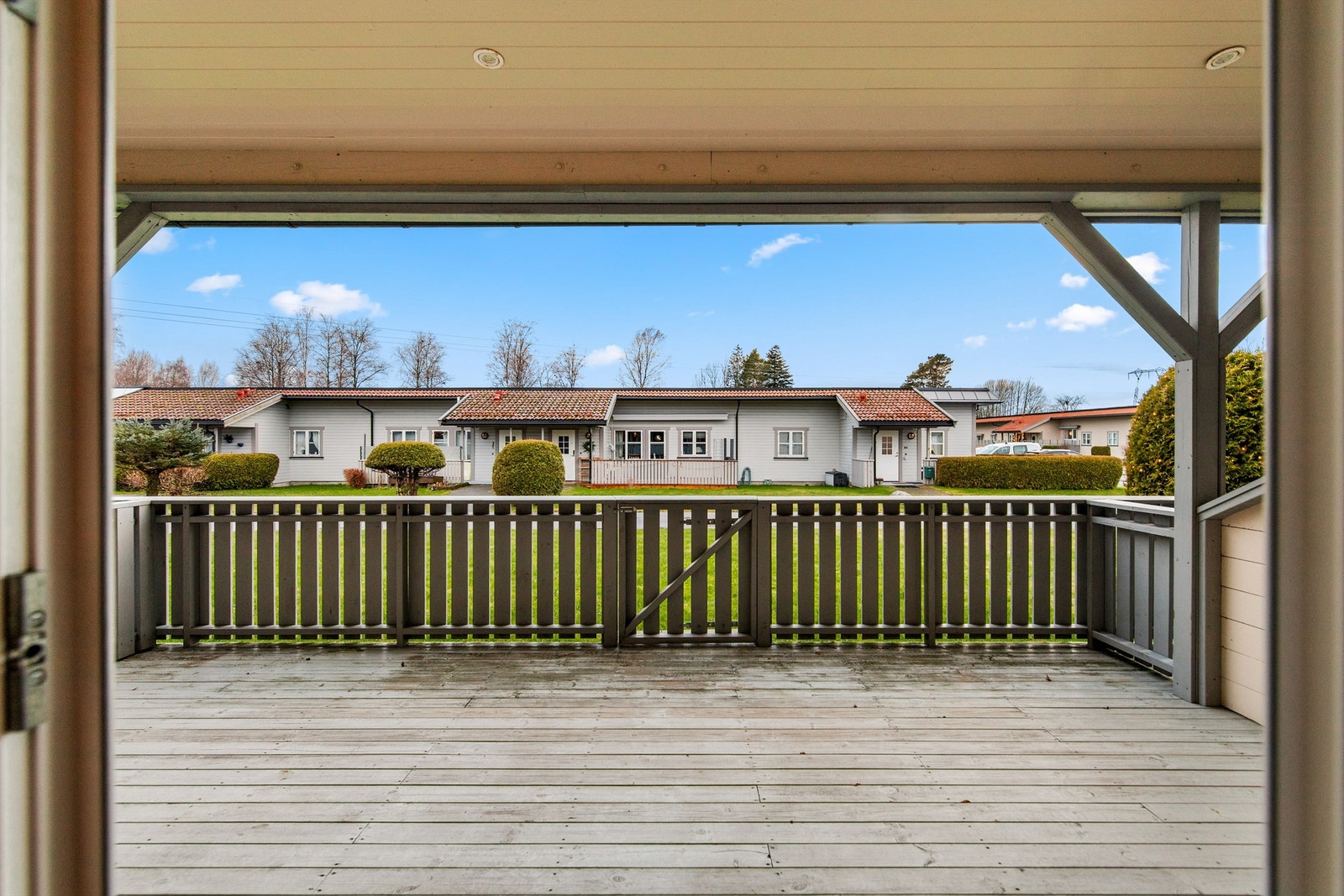 Deilige uteplasser på begge sider av leiligheten. Denne er delvis overbygget. Galleribilde