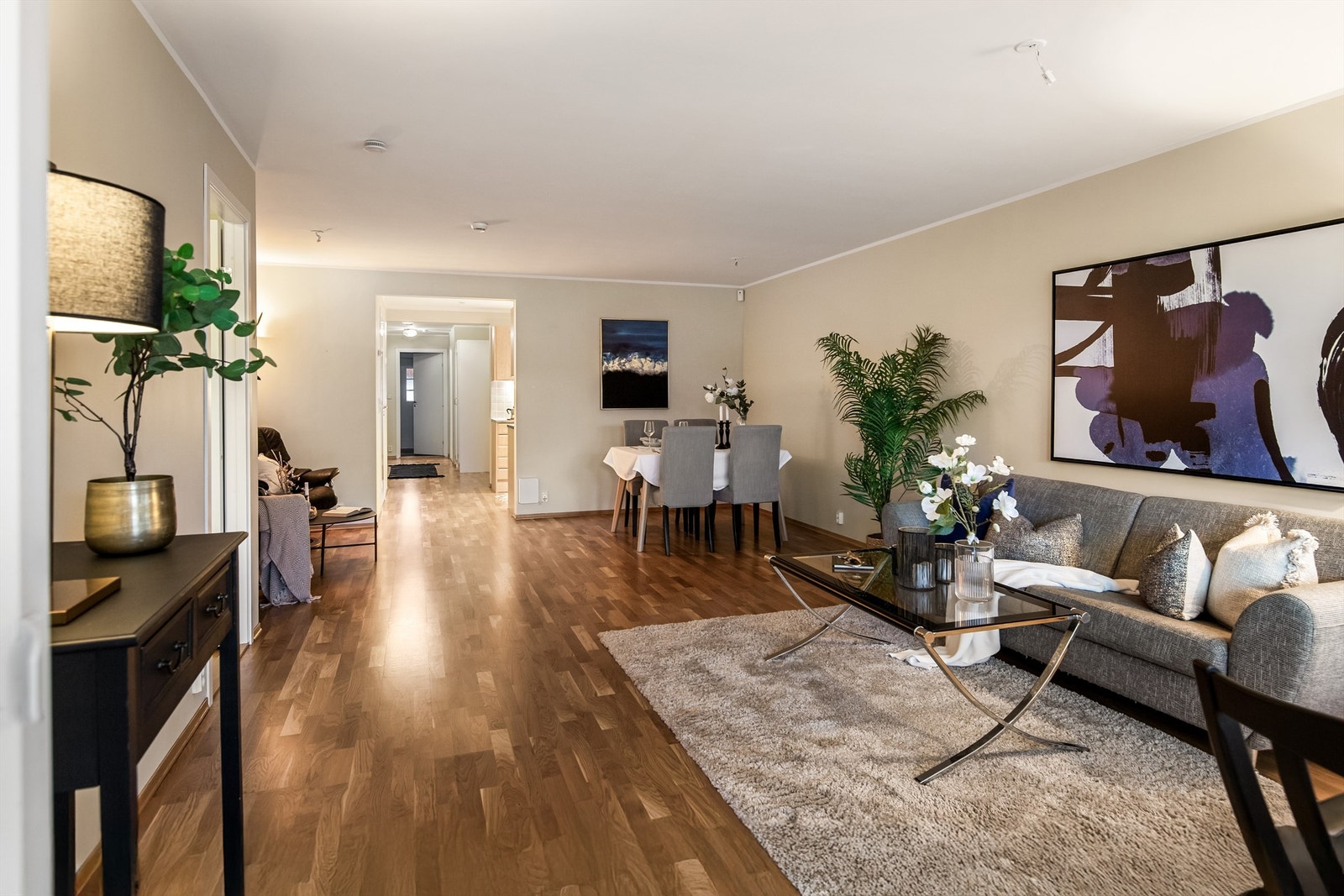 Stue med plass til spisestue. Galleribilde