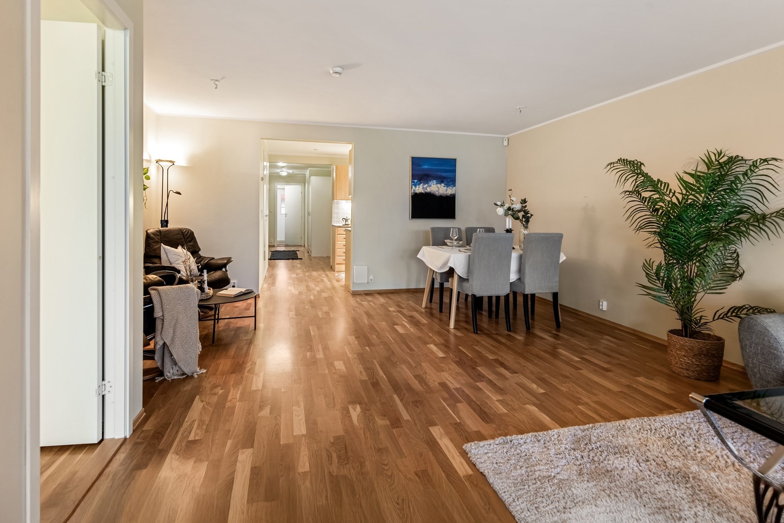 Stue med plass til flere sittegrupper og spisestue Galleribilde