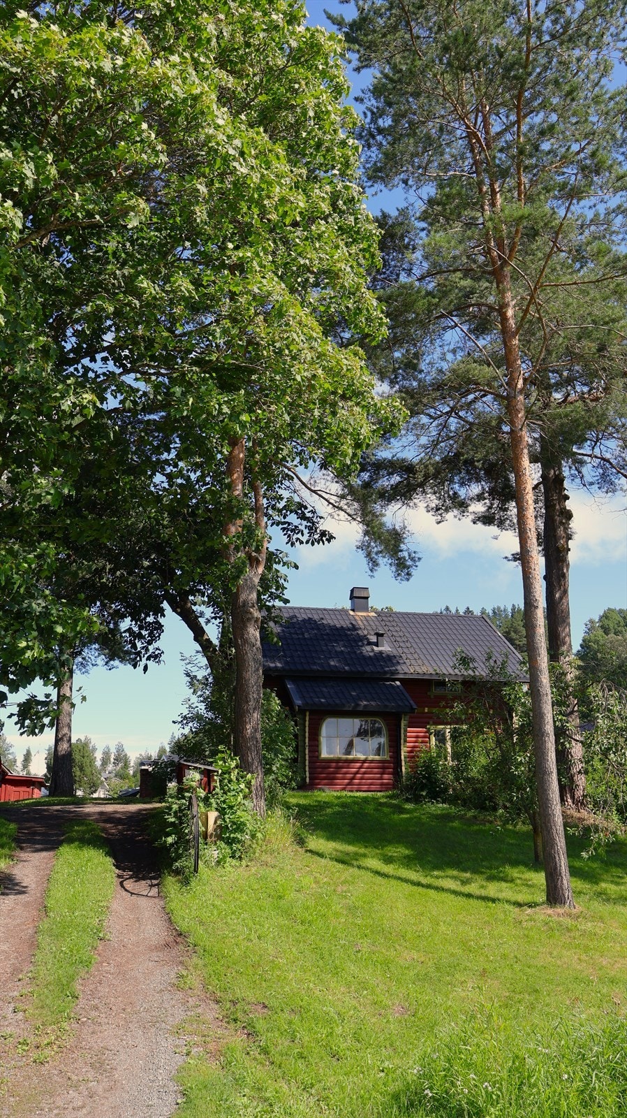 Eiendommen har en usjenert og landlig beliggenhet ved Gårumkrysset på Stavsjø. Fra eiendommen er det ca. 1,5 km til Nes barnehage, barneskole og ungdomsskole. Det er også kort avstand til Kiwi, idrettsanlegg, bensinstasjon og frisør. Galleribilde