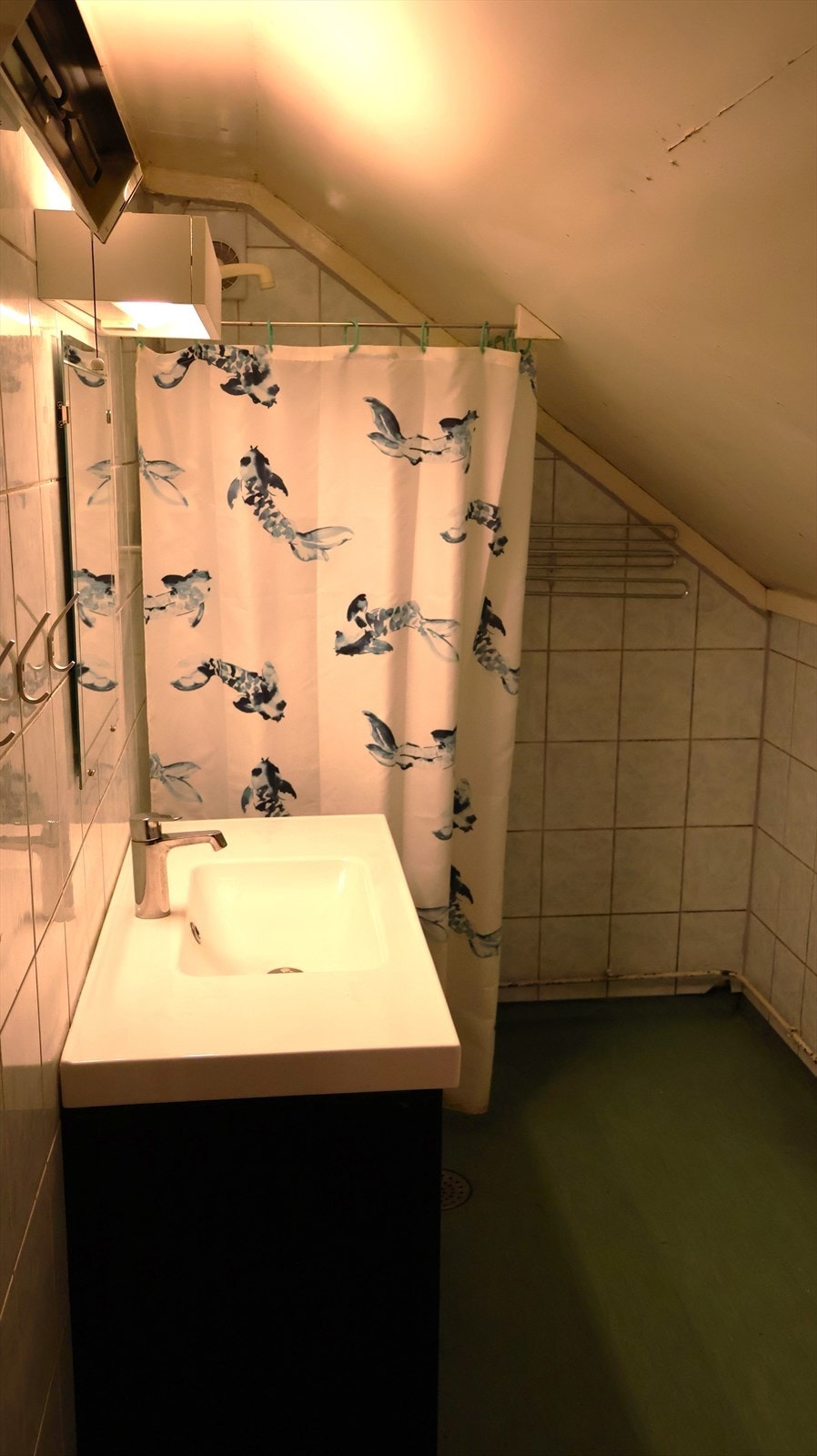 Eldre baderom med behov for renovering. Galleribilde