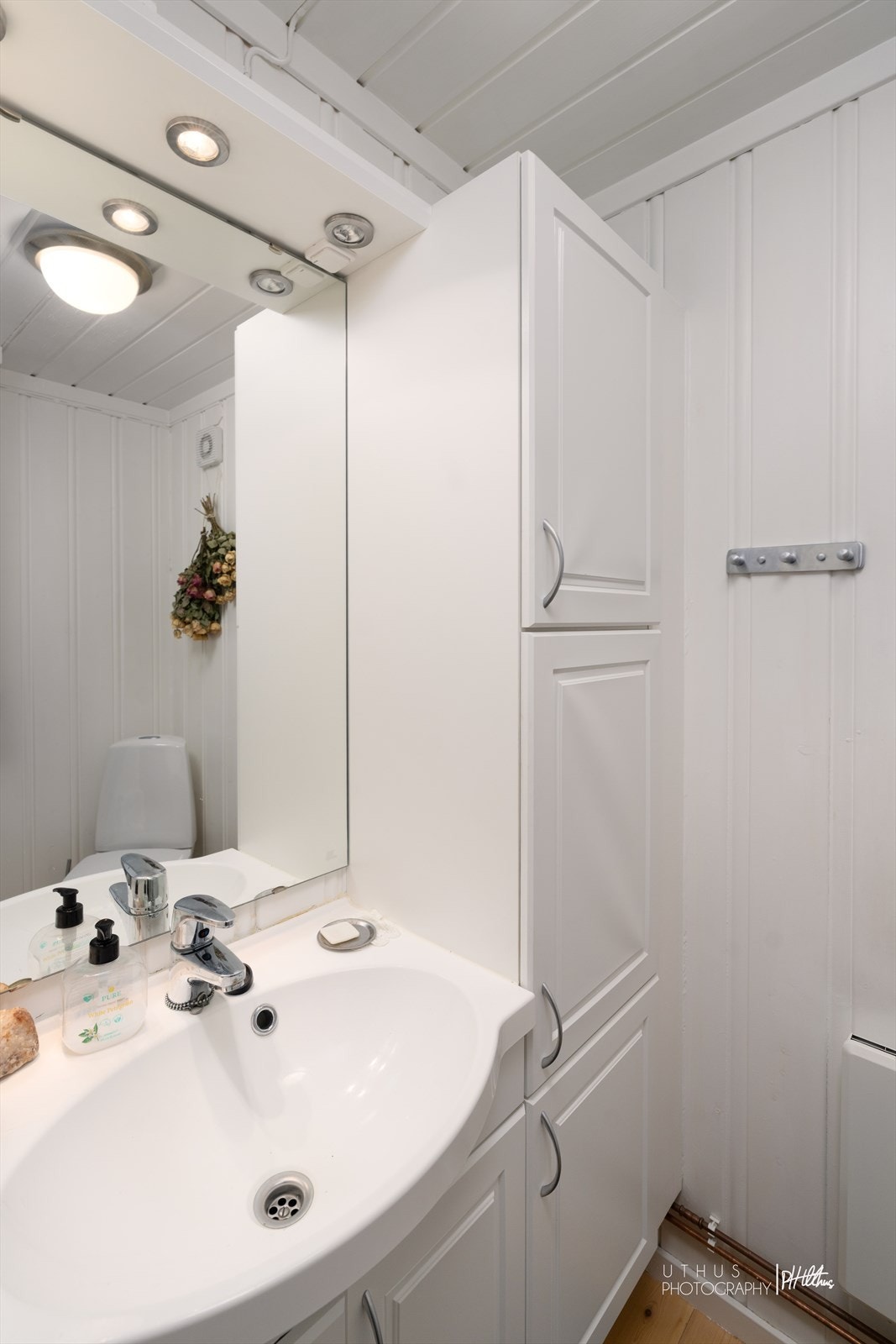 Vask og lagringsplass på toalettrommet Galleribilde