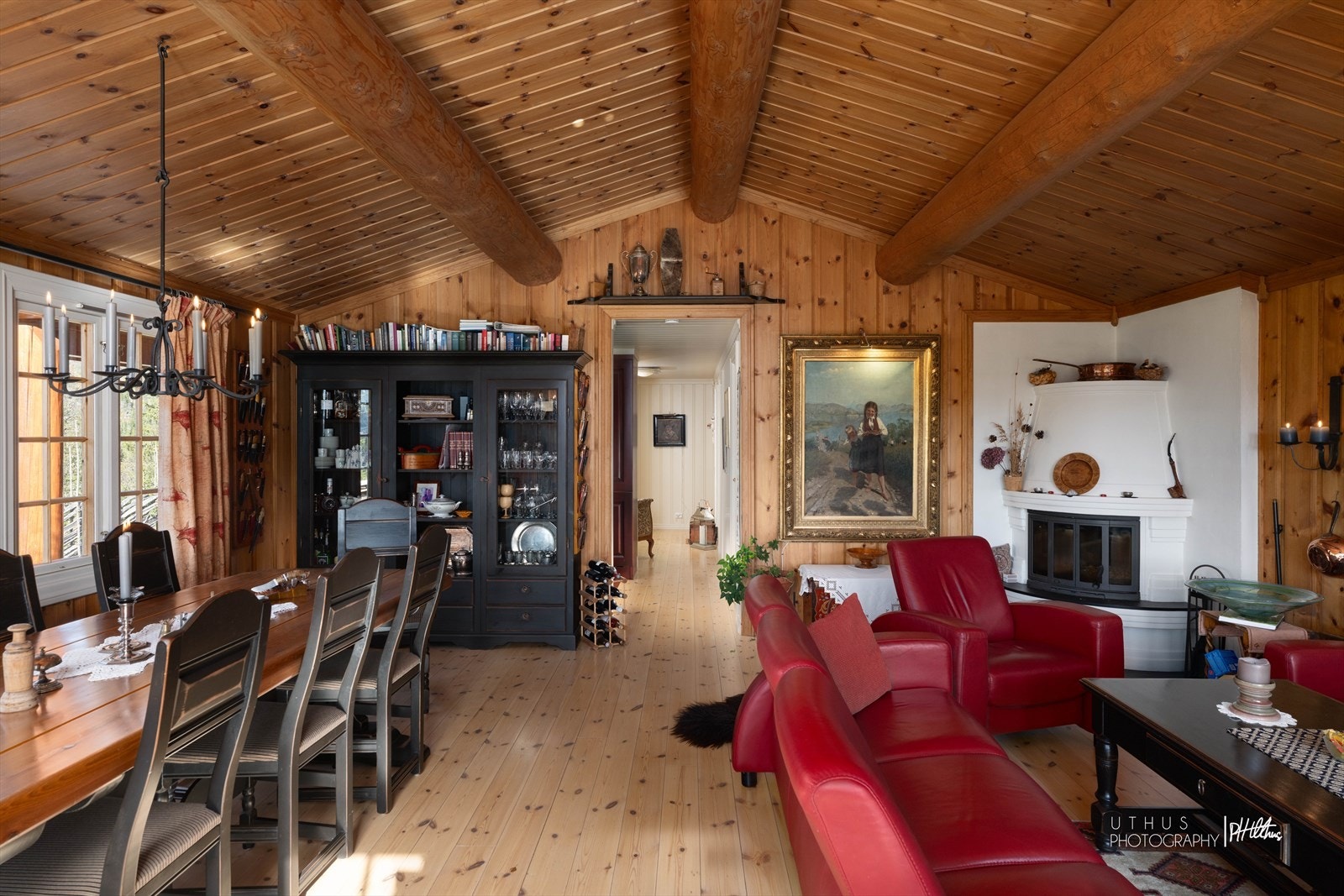 Kombinert stue og spisestue med peis Galleribilde