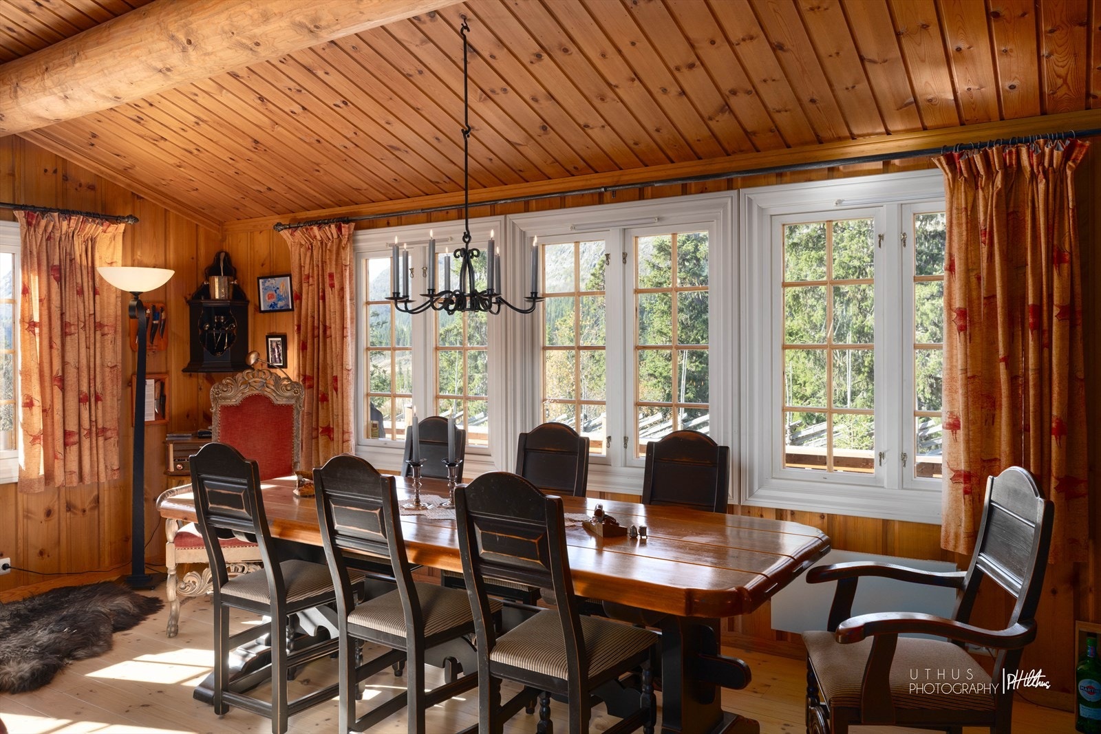 De store vinduene gir rikelig med naturlig lys inn i stuen Galleribilde