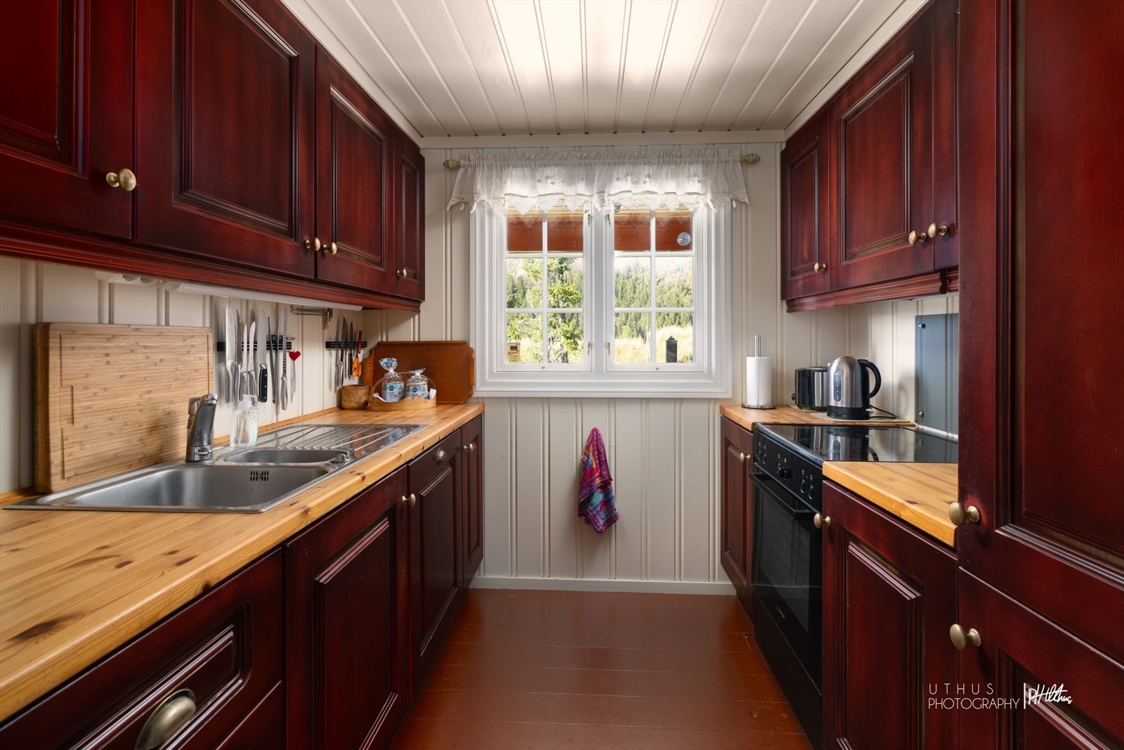 Flott og solid kjøkken med rikelig med skapplass og benkplass Galleribilde