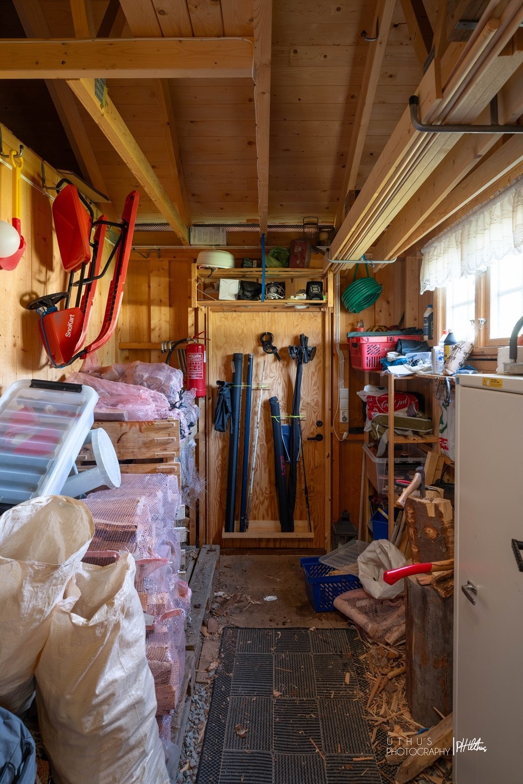 Praktisk bod og vedskjul i annekset Galleribilde