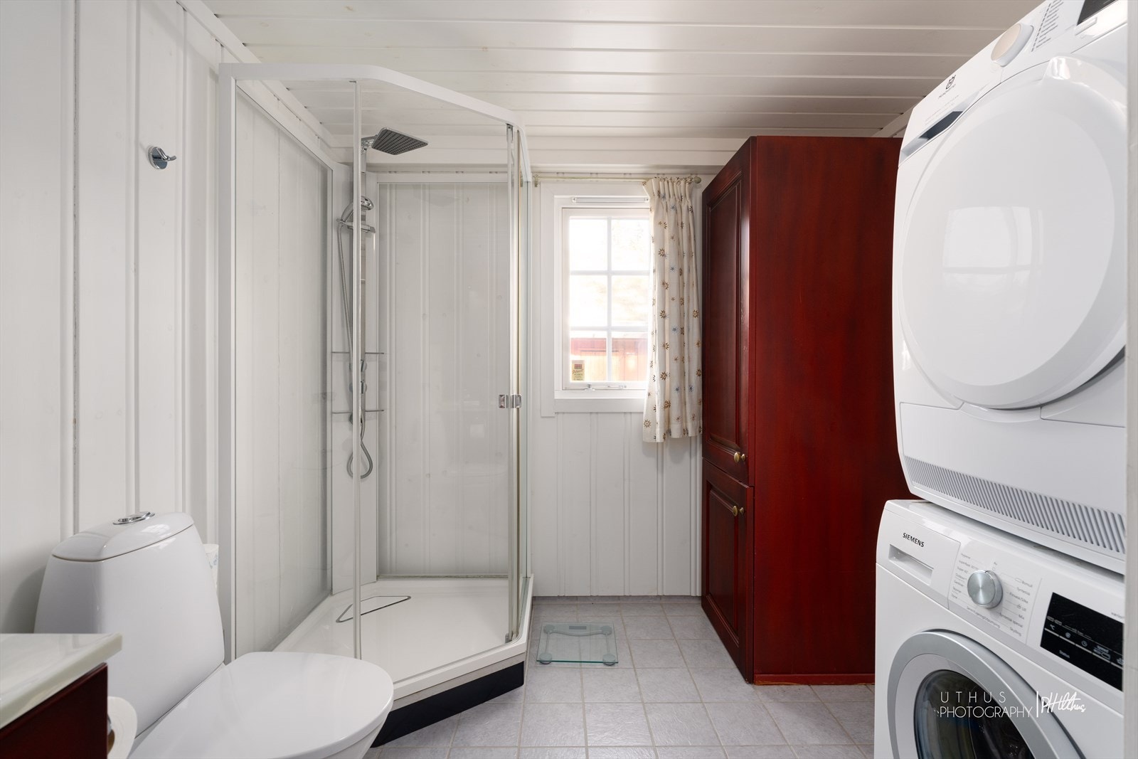 Delikat og stort bad med vaskesøyle Galleribilde