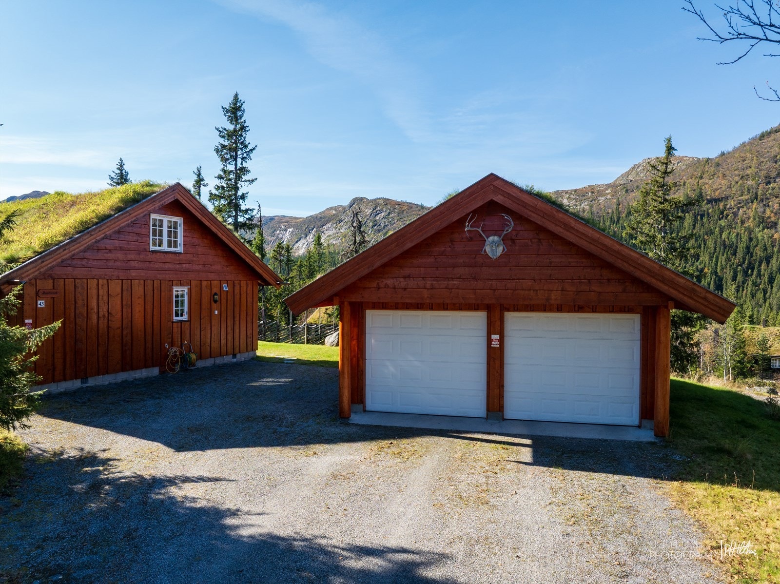 Dobbel garasje med godt med lagringsplass Galleribilde