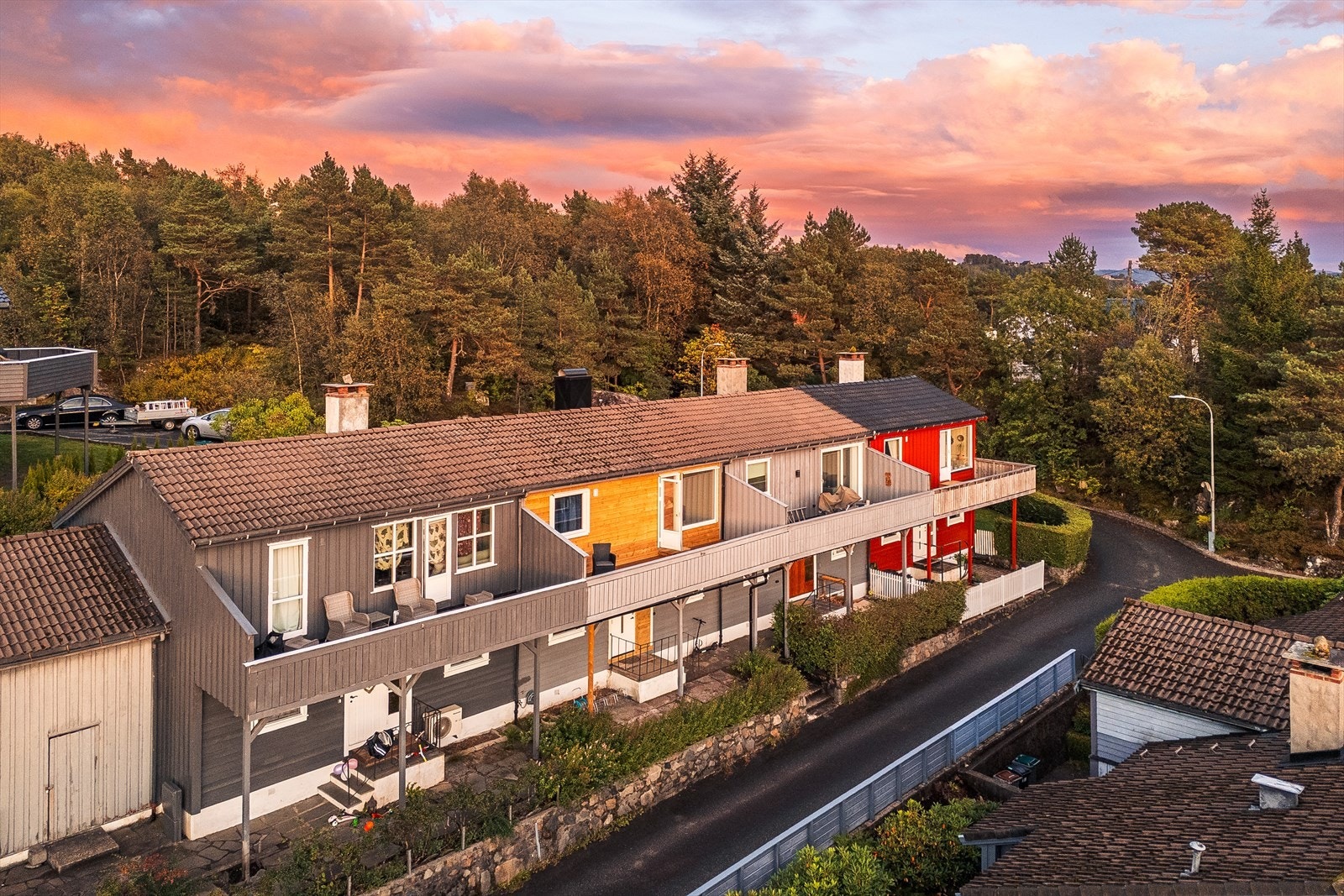 Parkering gjøres i tilhørende del av garasje i rekke på 14,4m² Galleribilde