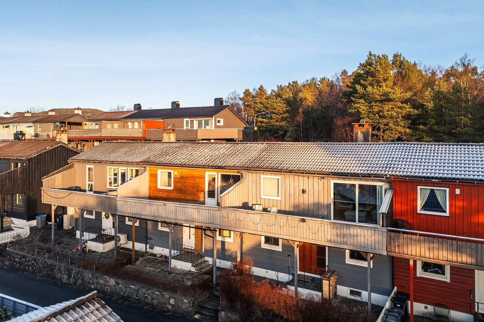 Utsikt over nærliggende områder og omgivelser som i hovedsak består av tilsvarende boligbebyggelse Galleribilde