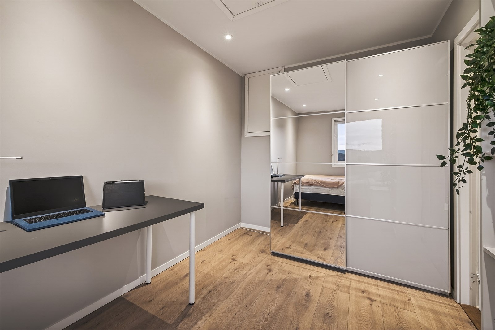 Lyst og moderne soverom med speilskyvedørsgarderobe. Perfekt for hjemmekontor eller foreldre soverom/hoved soverom Galleribilde