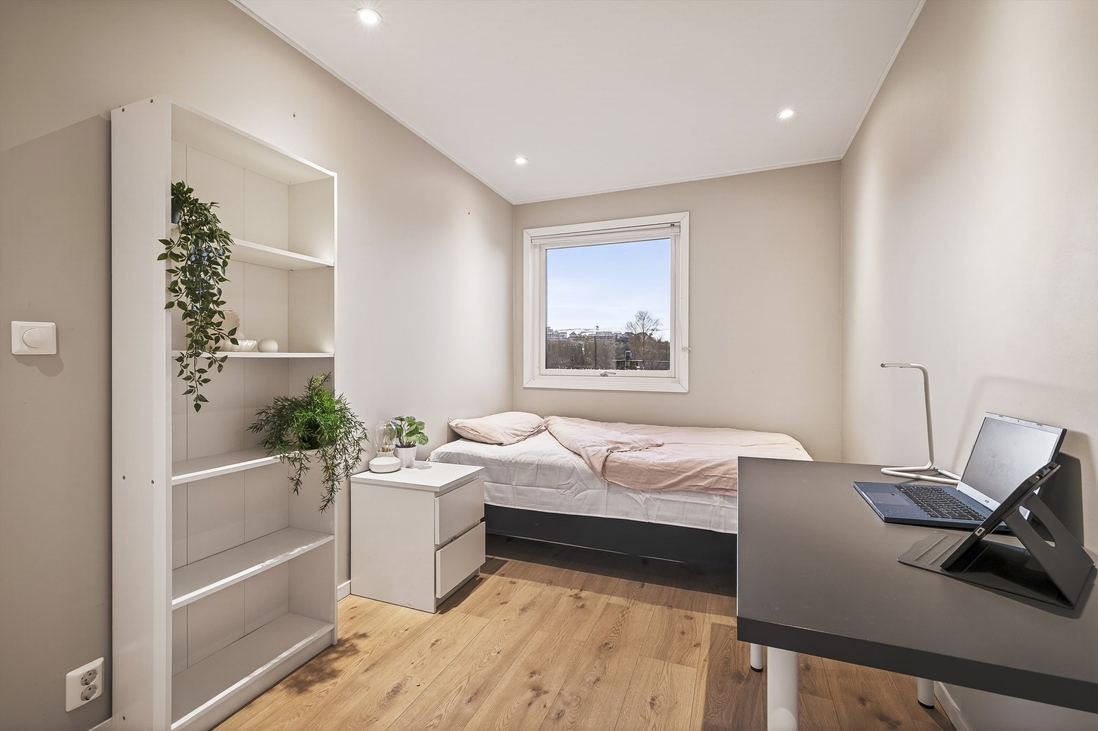 Lyst soverom med plass til seng, garderobeskap og/eller annet soveroms møblement. Perfekt for ro og rekreasjon. Galleribilde