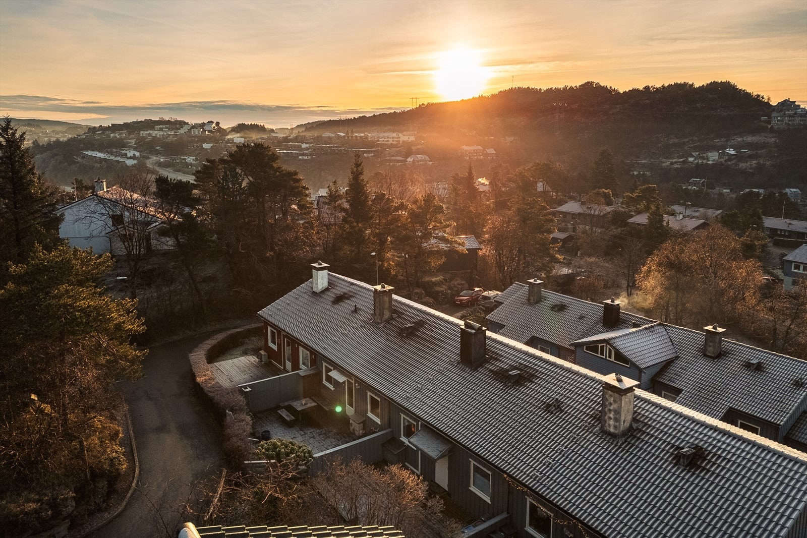 Solrik beliggenhet med en vestvendt altan og en østvendt terrasse Galleribilde