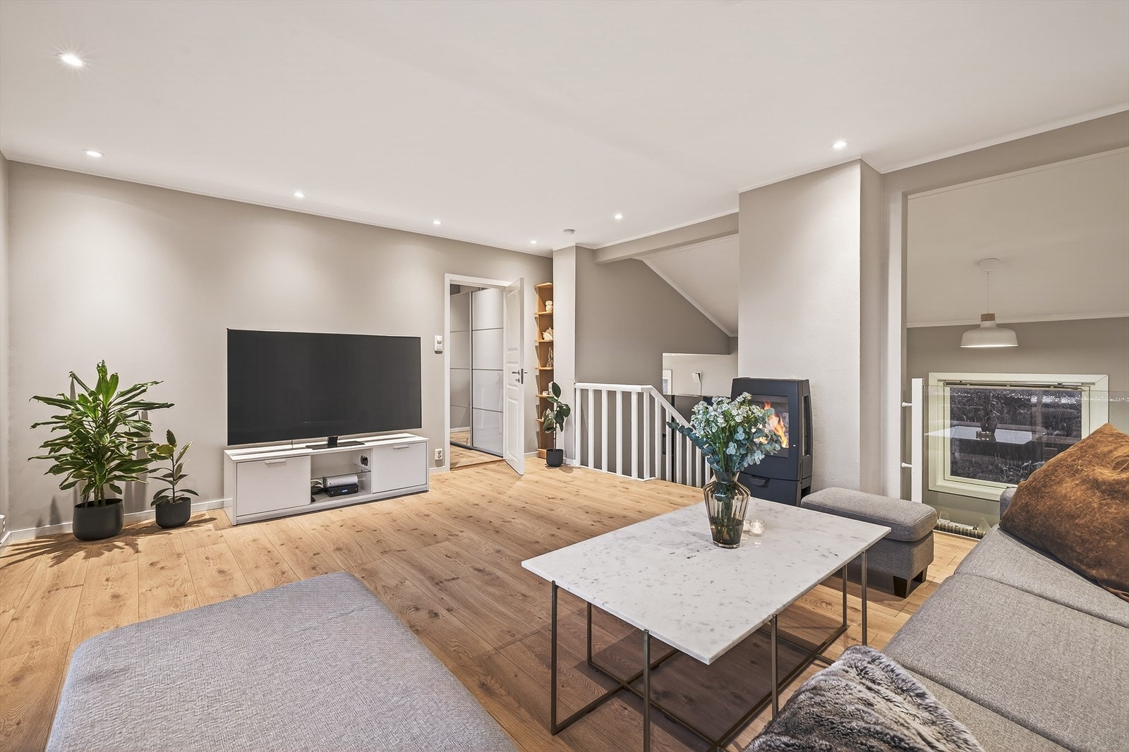 Lys og moderne stue med god plass for avslapning og underholdning. Perfekt for hyggelige kvelder med familie og venner Galleribilde