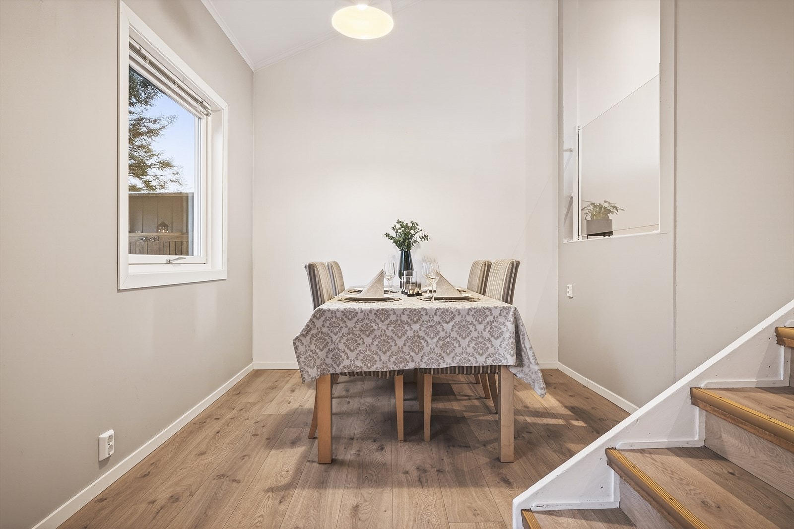 Lys og innbydende spisestue med plass til hyggelige måltider, familie og venner Galleribilde