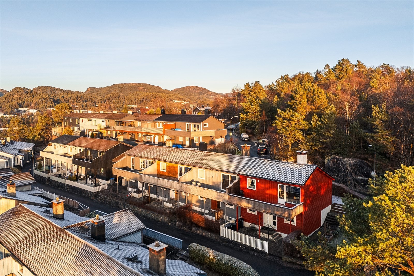 Altså dette er et sjarmerende rekkehus i naturskjønne omgivelser, med kort avstand til skog og friluftsliv. Solrik beliggenhet og et trivelig nabolag Galleribilde