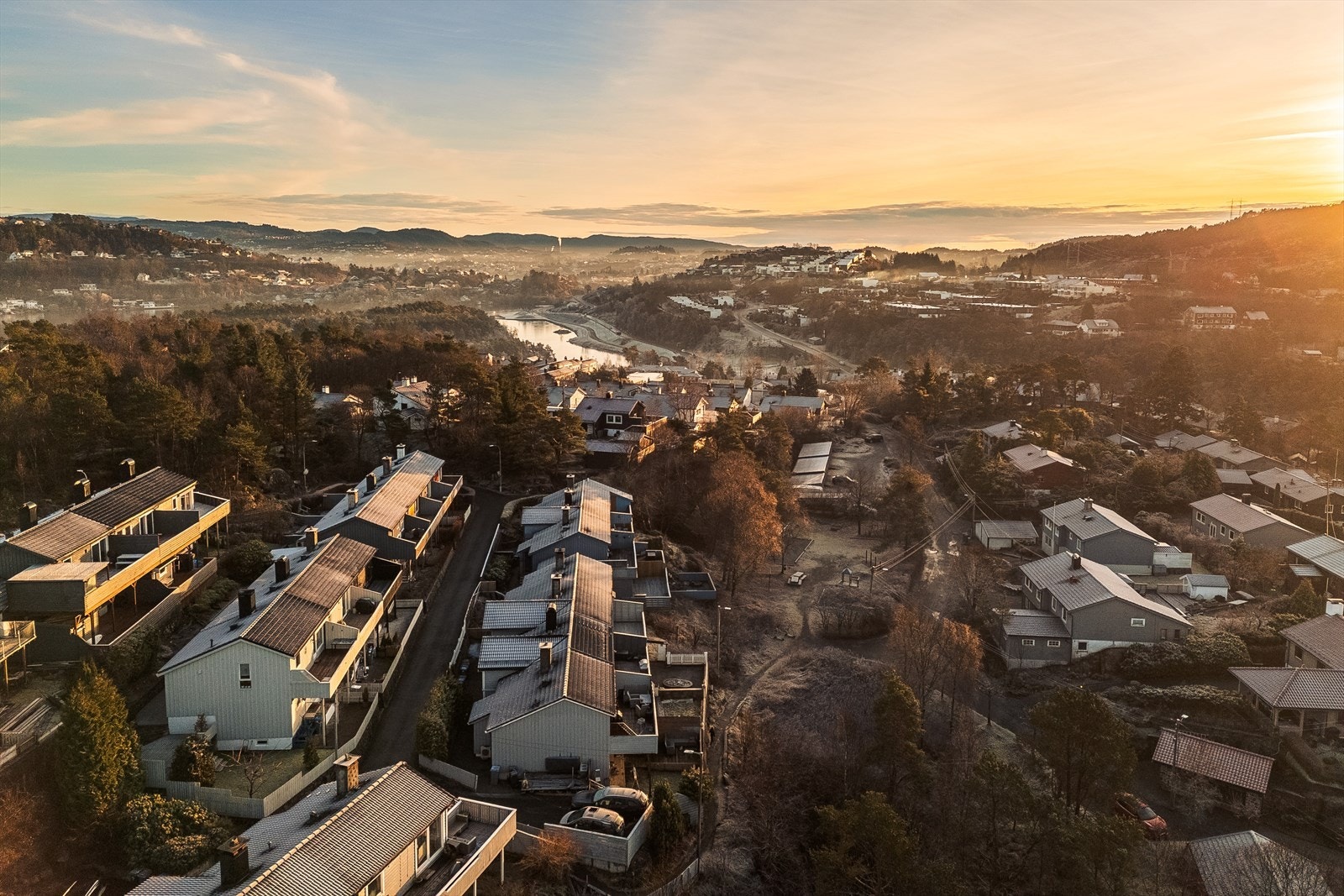 Rolig nabolag nær naturen, perfekt for familier som søker fredelige omgivelser. Galleribilde