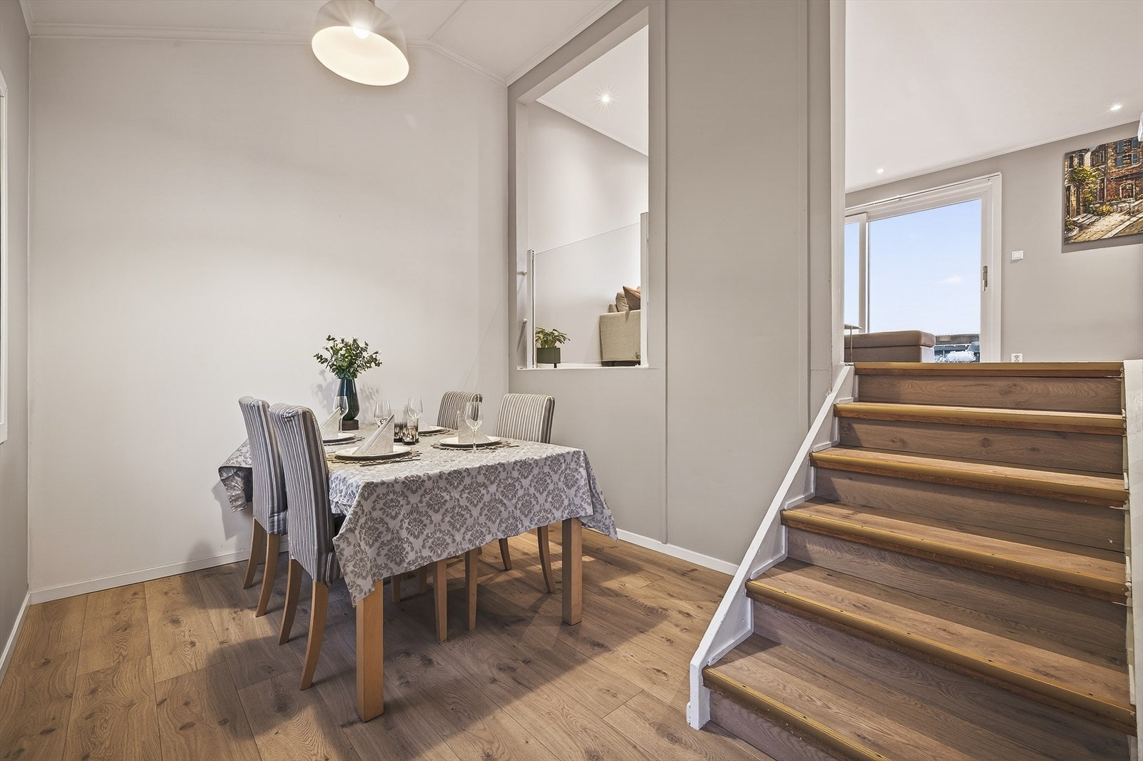 Spisestuen ligger et halvplan nedenfor stuen like ved kjøkkenet Galleribilde