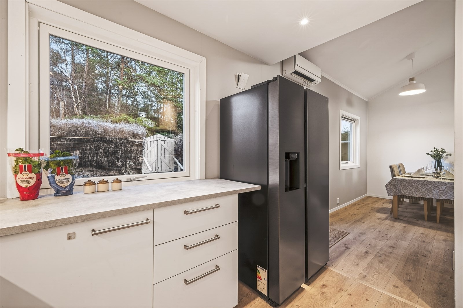 Keramiske fliser over deler av den laminerte benkeplaten Galleribilde