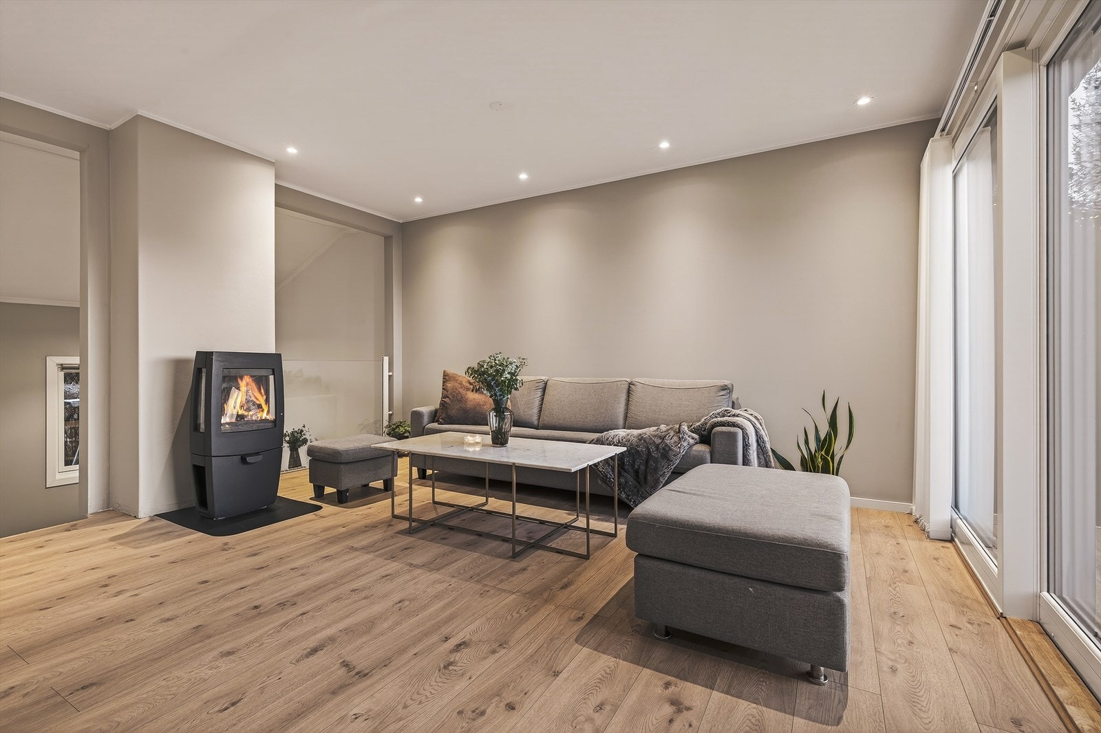 Laminat på gulv, malt platekledning på vegger og i himling.
Innfelte spotlights i himling Galleribilde