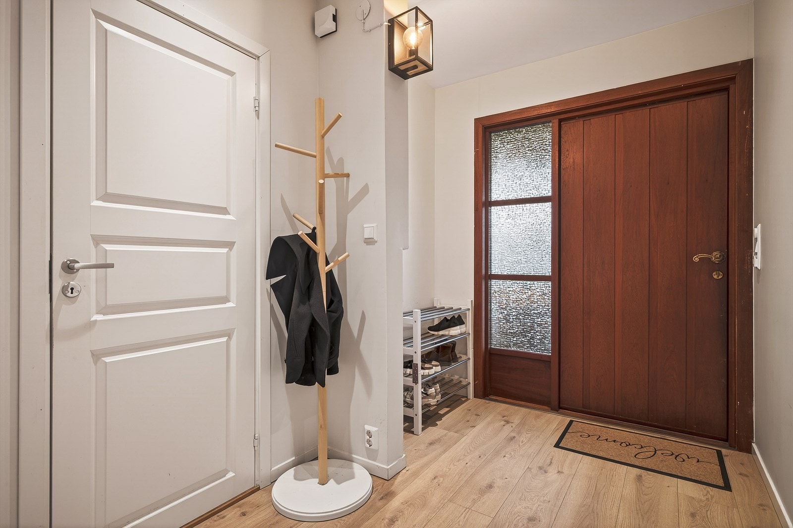 Inngangsparti med stilren design, laminat på gulv og naturlig lys. Velkommen hjem til en innbydende atmosfære Galleribilde