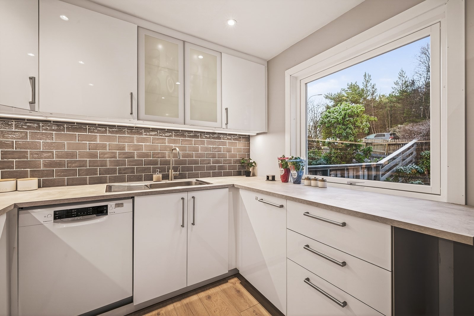 Kjøkkeninnredningen har slette fronter, noe som letter rengjøringen Galleribilde