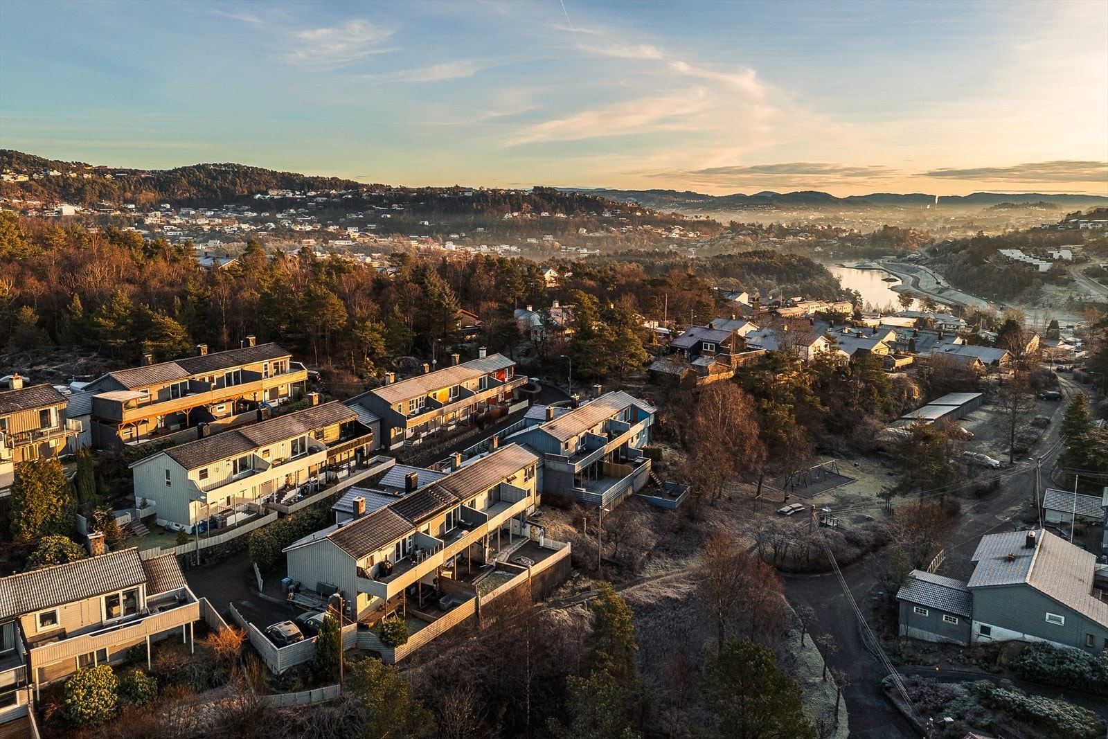 Fasaden ble vasket og malt i 2022. Taket ble vasket i 2022. Galleribilde