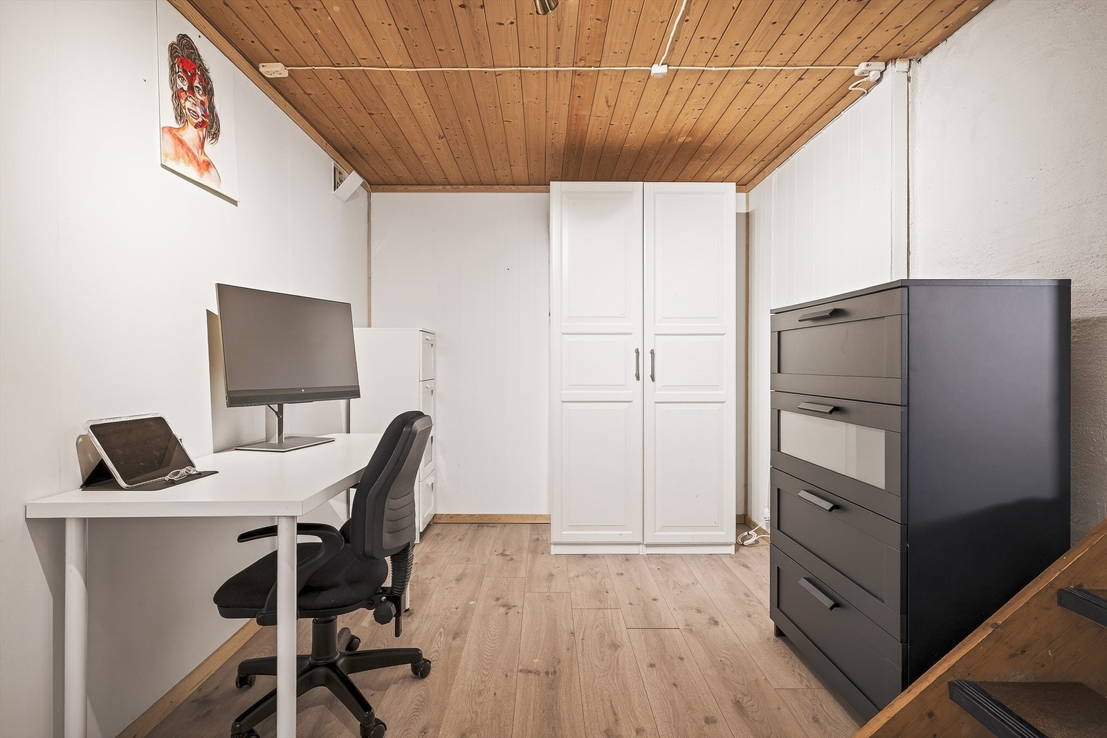 Lys, romslig kjelleretasje med laminat på gulv og god oppbevaringsplass. Perfekt som hjemmekontor eller hobbyrom Galleribilde