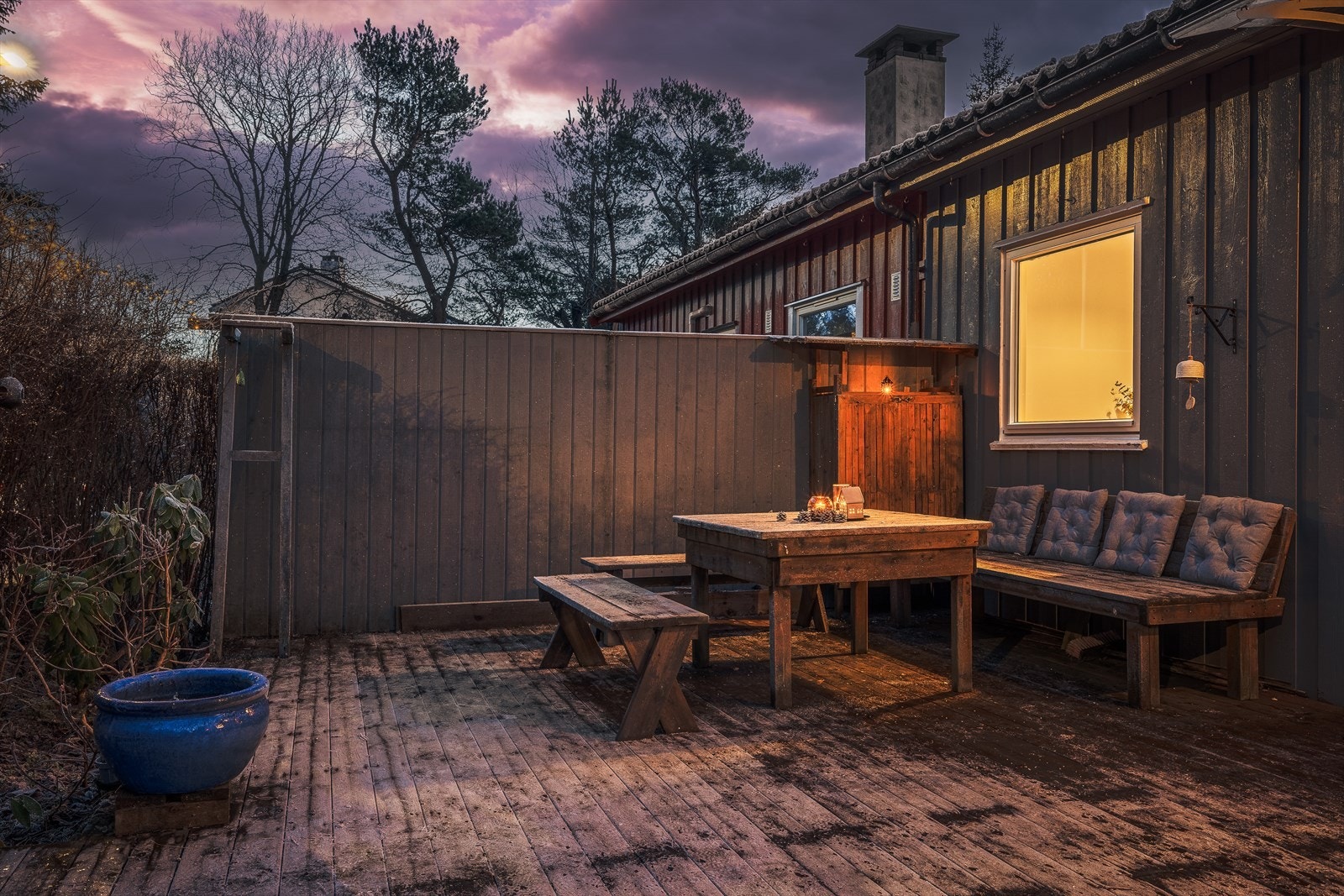 Stemningsfull uteplass med koselig sittegruppe, perfekt for sene kvelder. Denne terrassen er østvendt Galleribilde