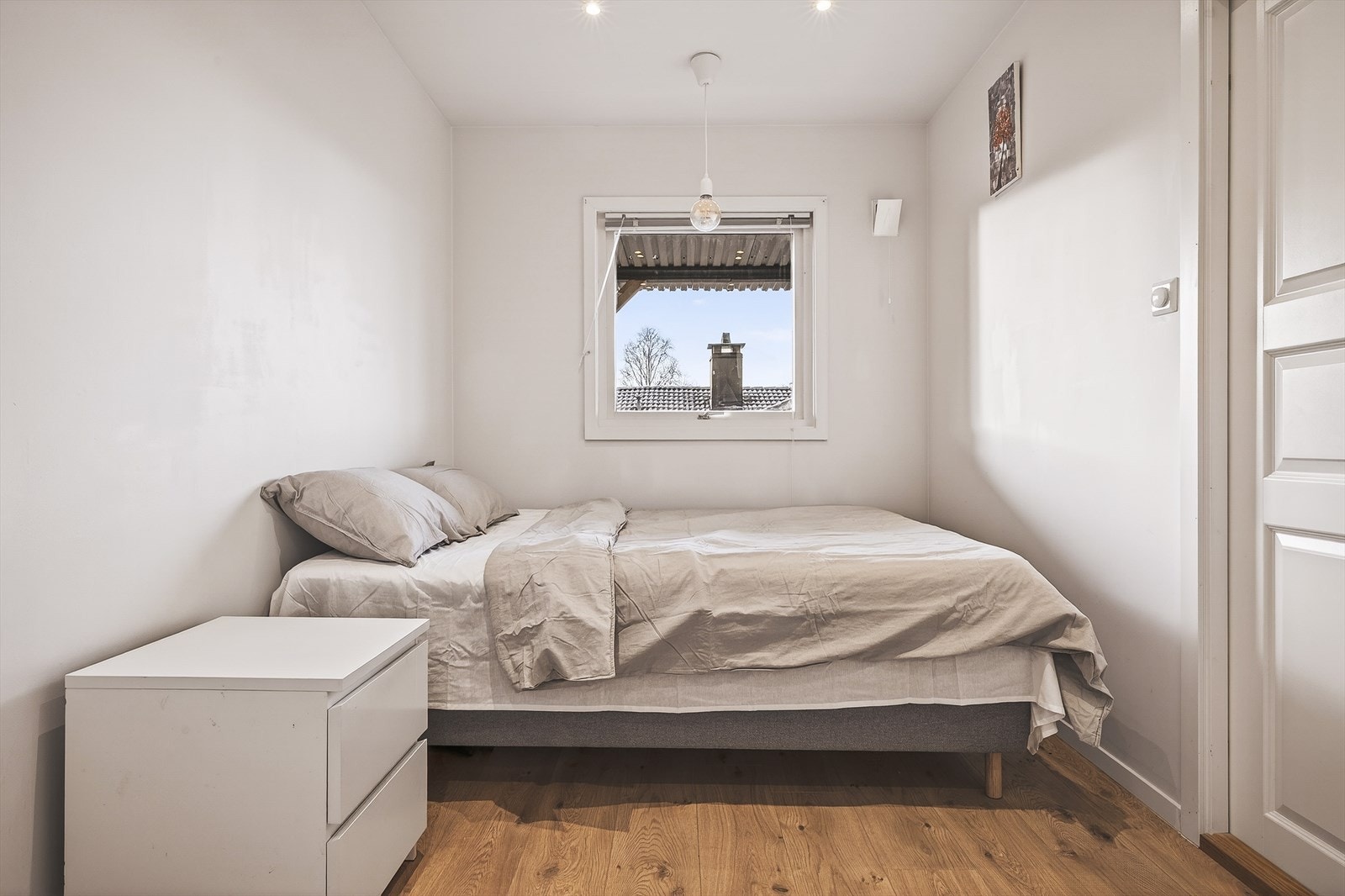 Et av tre soverom. To soverom ligger i 1. etasje og et soverom ligger i 3. etasje Galleribilde