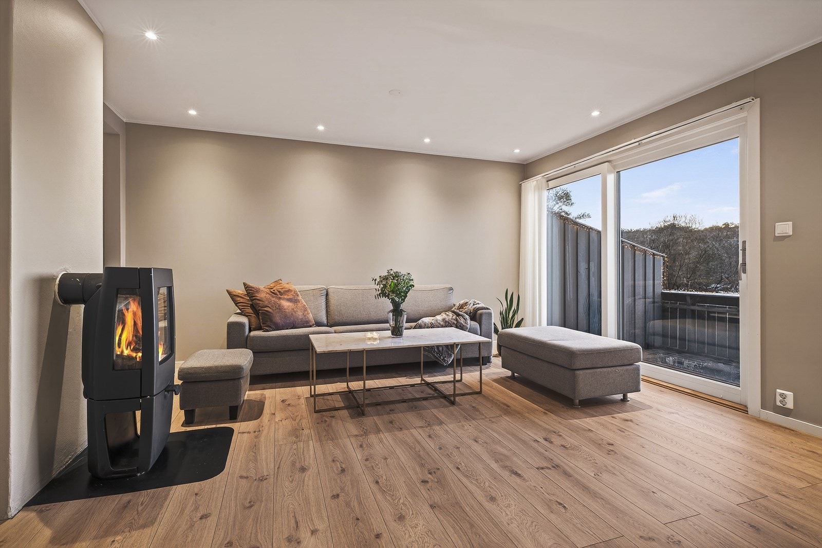 Dovre peisovn med glassfront i stue varmer godt på kalde høst- og vinterkvelder Galleribilde