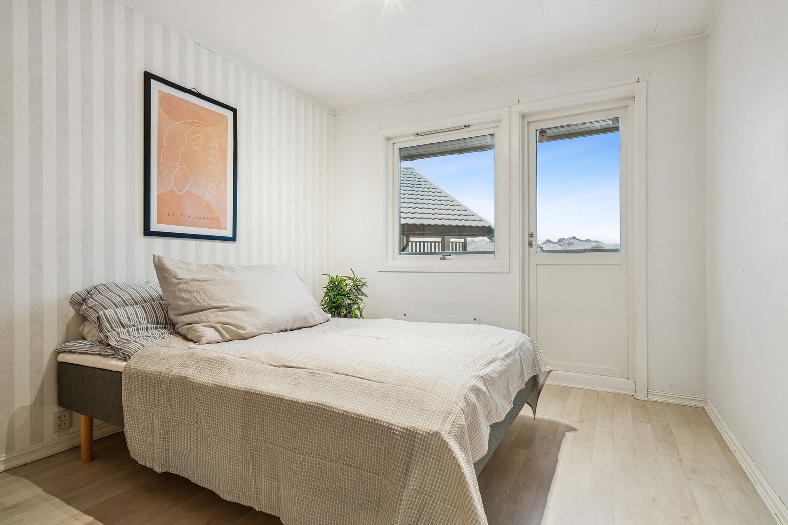 Hovedsoverom med skyvedørsgarderobe utgang til luftebalkong Galleribilde