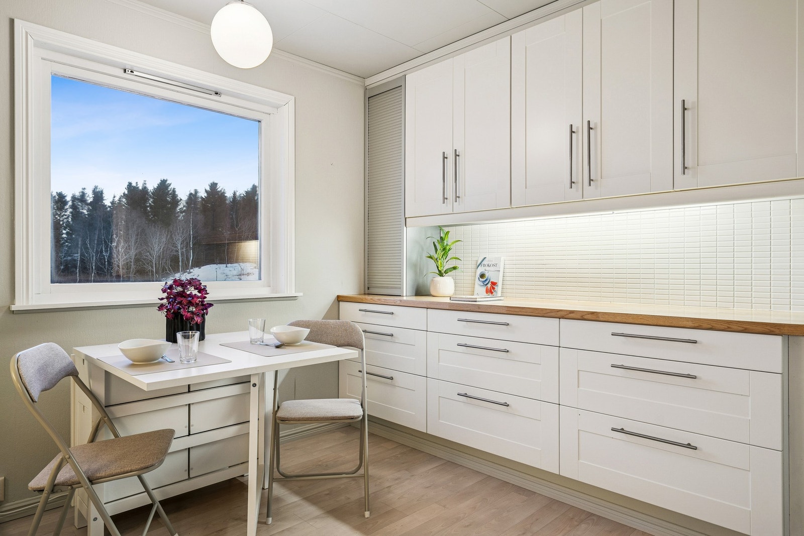 God skap- og benkeplass og rom for sittegruppe. Flott utsikt mot sør. Galleribilde