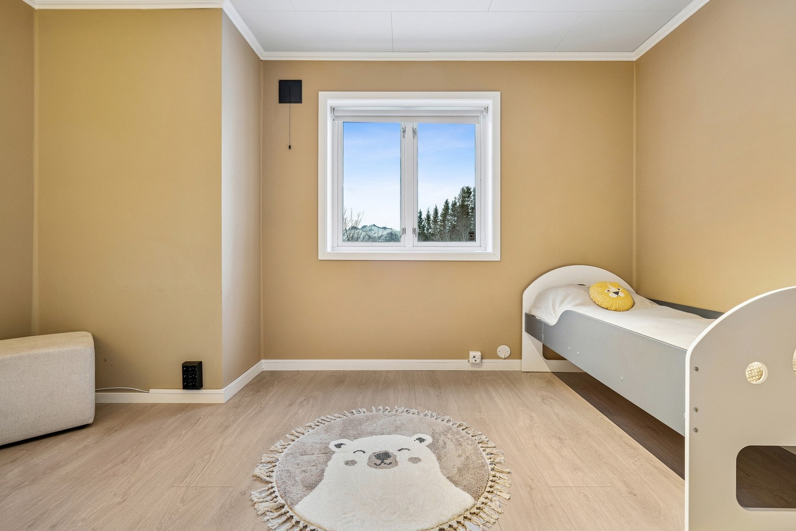 Soverom 2. Store deler av underetasjen har nytt 1-stavs laminatgulv med varmefolie. Galleribilde