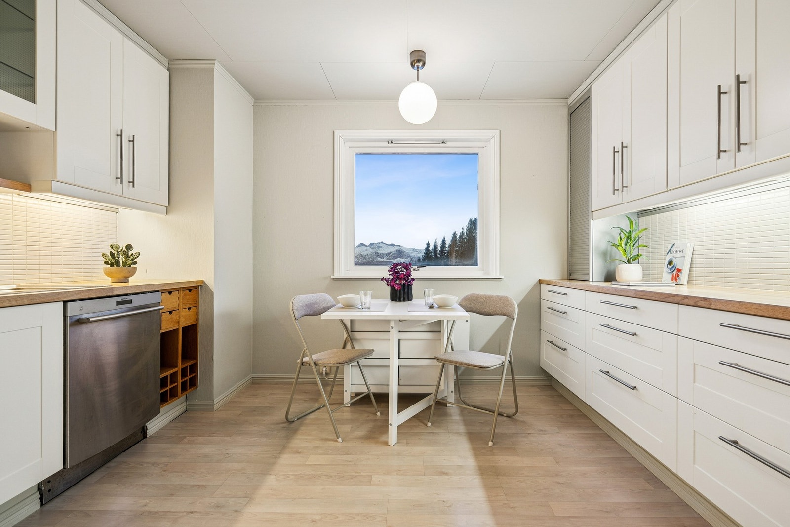 Kjøkkenet ligger i eget rom, og har innredning med profilerte fronter og benkeplate i laminat. Kjøkkenventilator med avtrekk ut og frittstående hvitevarer. Galleribilde