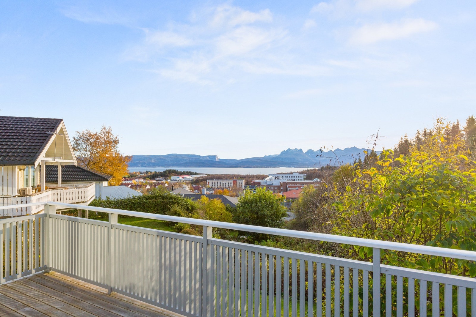 Eneboligen har flere flotte uteområder, blant annet en romslig balkong med adkomst fra stuen. Galleribilde
