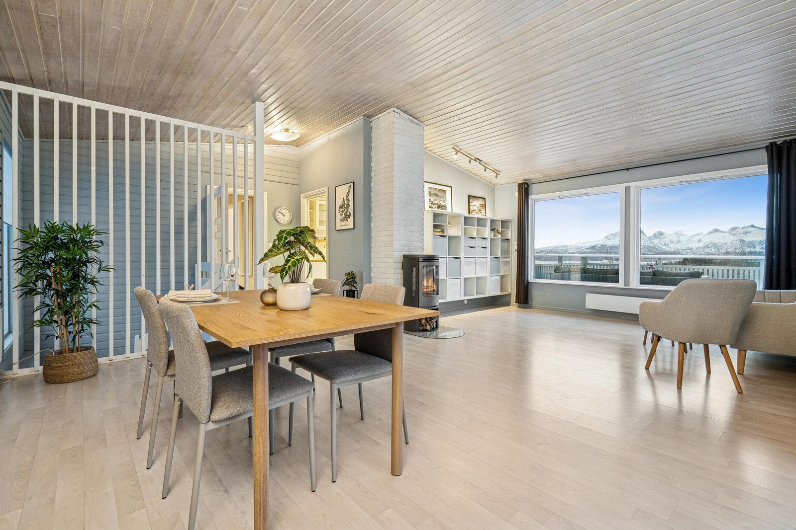 Oppholdsrommet har god takhøyde, med herlig lysinnslipp fra store vindusflater mot flott utsikt. Galleribilde