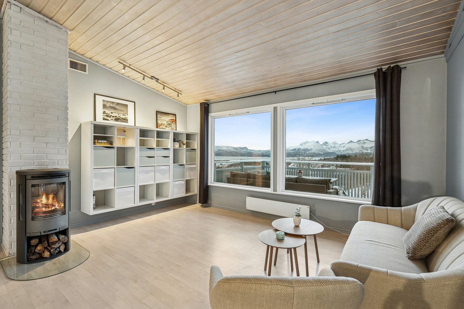 Stor og luftig spisestue med fantastisk utsikt mot fjord- og fjell. God møbleringsfrihet for forskjellige soner, og herlig vedovn sentralt i rommet. Galleribilde