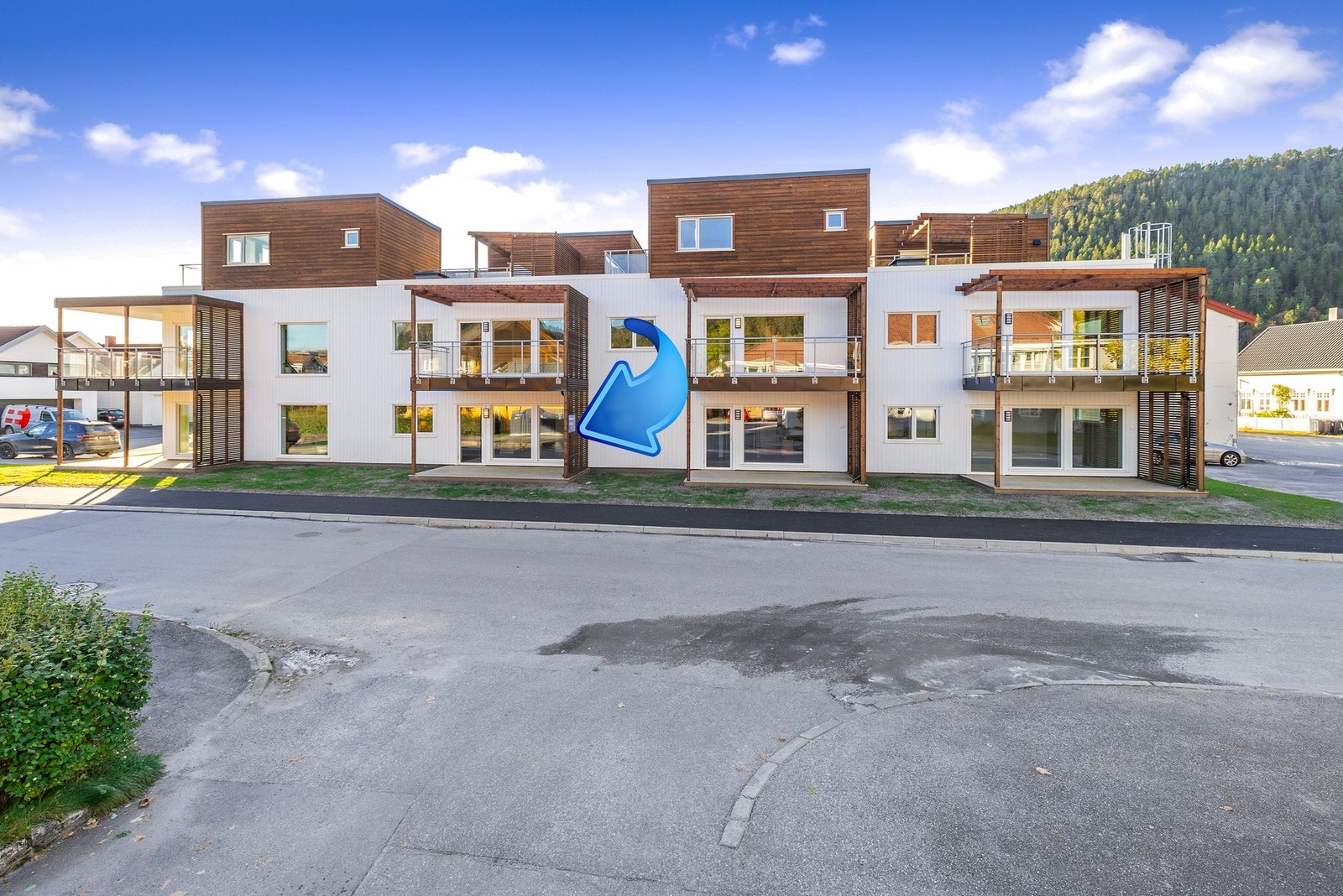 Her bor du i rolige omgivelser med umiddelbar nærhet til småbåthavna og sentrum Galleribilde