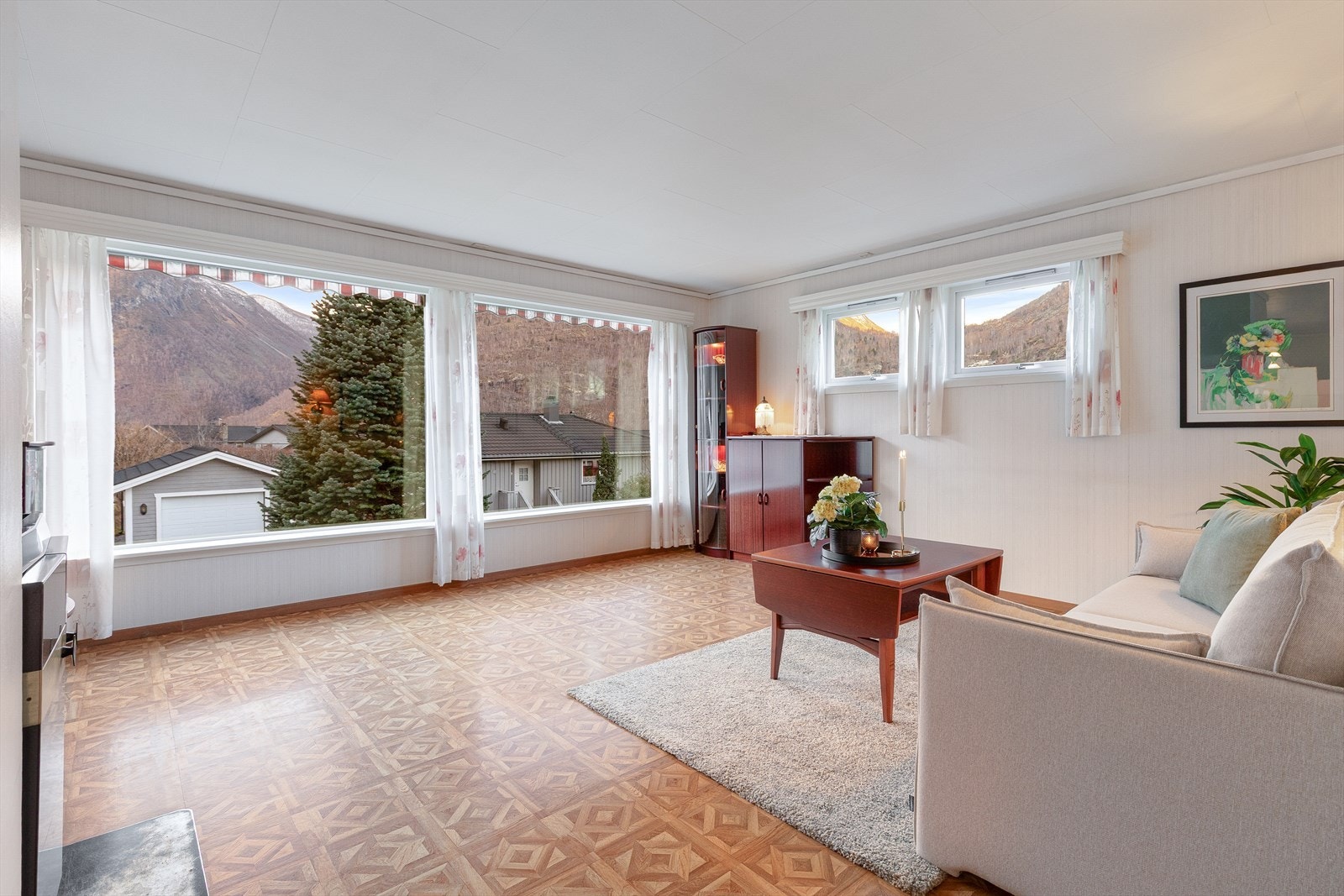 Plass til ei romsleg sittegruppe og ønska møblement. Galleribilde