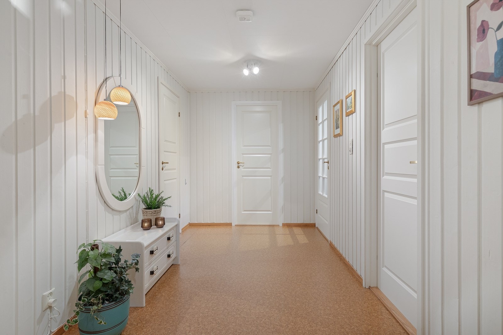 Gangen er romsleg med tilkomst til alle rom i underetasjen, samt trapperom til 1. etasje. Galleribilde