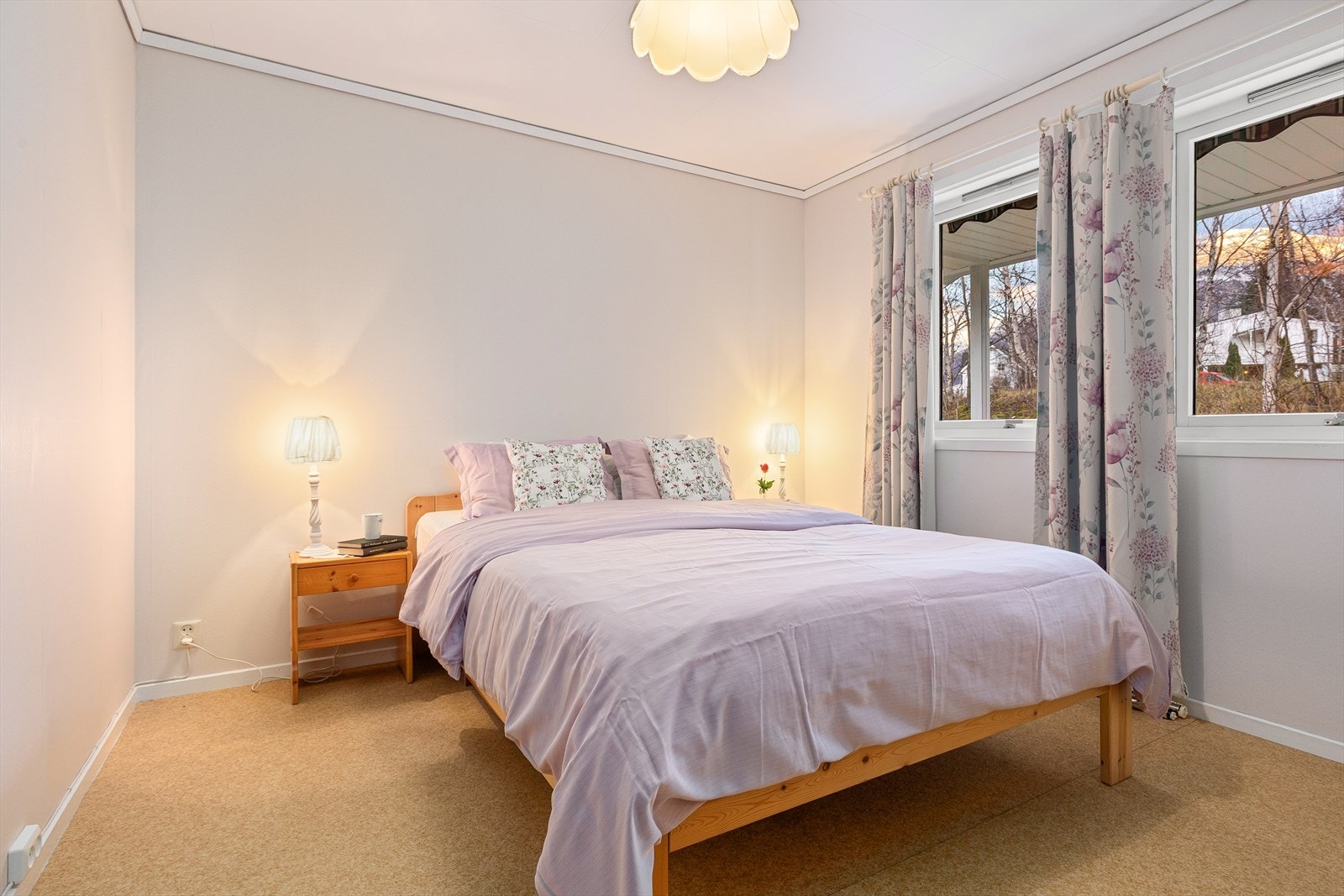 Soverom av god størrelse med plass til romsleg seng og oppbevaring. Galleribilde