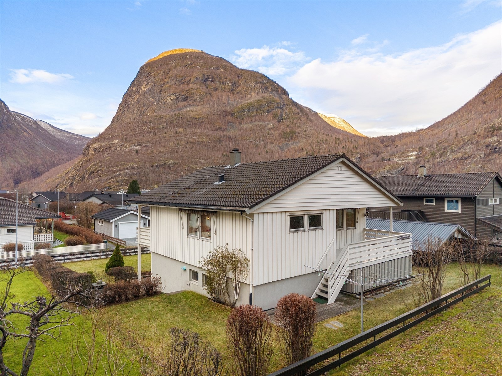 Grøntarealet strekk seg rundt bustaden. Galleribilde