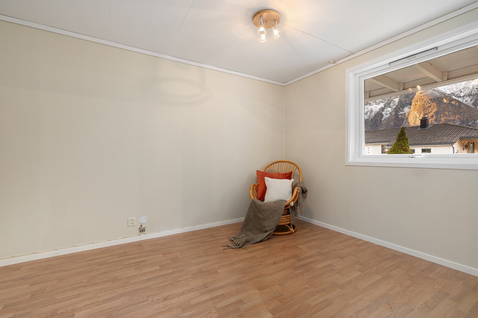 Soverom nr 4 gir plass til både seng, nattbord og garderobe. Galleribilde