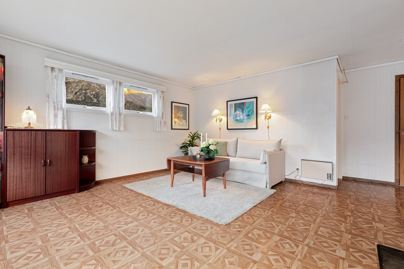 Ein triveleg og romsleg einebustad fordelt over to etasjar, plassert på romsleg sjølveigartomt i eit veletablert og stille bustadområde i Øvre Årdal. Galleribilde