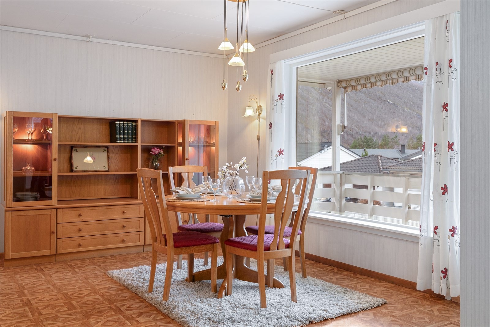 Like ved kjøkkenet har ein plass til spisegruppe. Galleribilde