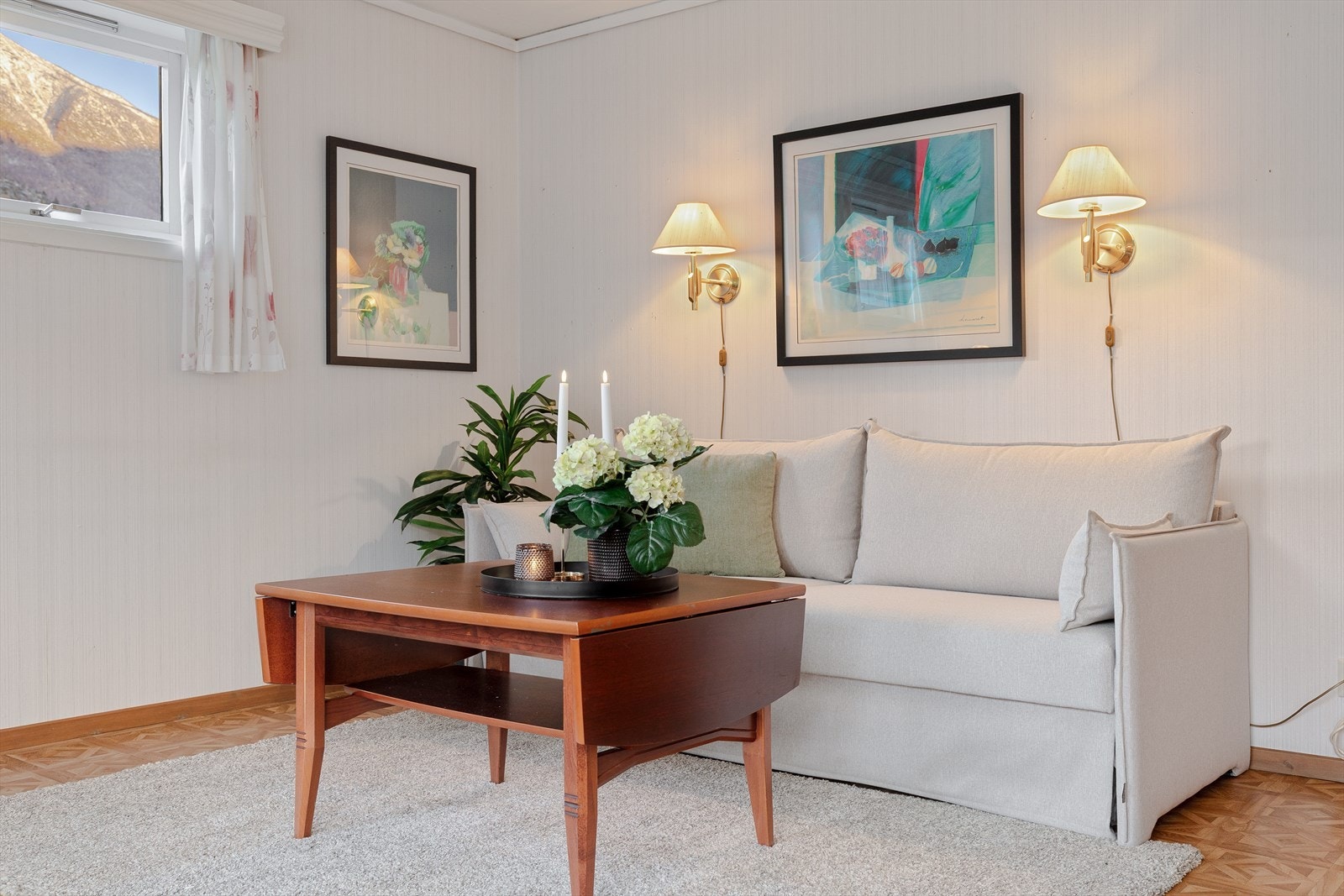 Stova er romsleg og er delt i soner. Galleribilde